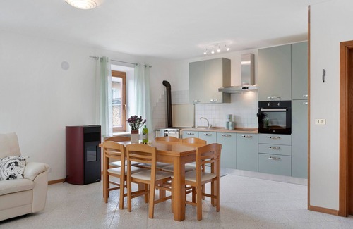Romeno Apartamento | Apartment 'Casa Del Sole, Relax E Natura' with Mountain View, Private Garden and Wi-Fi