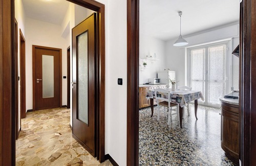 Vado Ligure Apartamento | Apartamento 'Casa Grace - Casa Al Mare' con vistas a la montaña, balcón y Wi-Fi