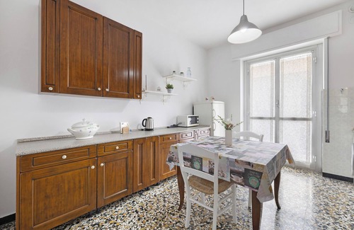 Vado Ligure Apartamento | Apartamento 'Casa Grace - Casa Al Mare' con vistas a la montaña, balcón y Wi-Fi