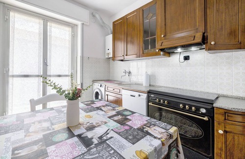 Vado Ligure Apartamento | Apartamento 'Casa Grace - Casa Al Mare' con vistas a la montaña, balcón y Wi-Fi