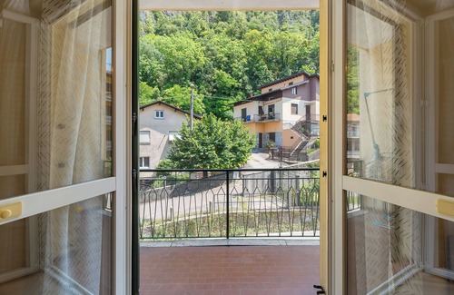 Laveno Apartamento | Apartamento 'Casa Làrisa Lago Maggiore' con vistas a la montaña, balcón y Wi-Fi