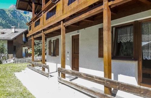 Penia Apartamento | Apartment Casa Marmolada by Interhome