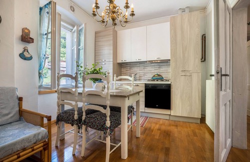Sella Giudicarie Apartamento | Apartamento 'Casa Nel Borgo Edera' con vistas a las montañas y jardín compartido