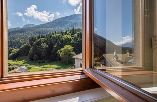 Sella Giudicarie Apartamento | Apartamento 'Casa Nel Borgo Edera' con vistas a las montañas y jardín compartido