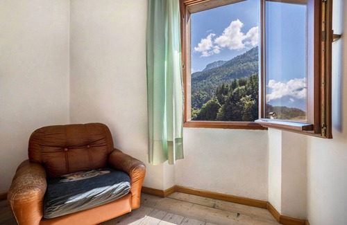 Sella Giudicarie Apartamento | Apartamento 'Casa Nel Borgo Edera' con vistas a las montañas y jardín compartido