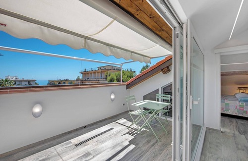 Arenzano Apartamento | Apartment 'Casa Raffaella' with Private Terrace and Air Conditioning