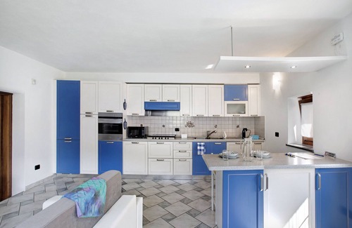 Montan-Angelin-Arensod Apartamento | Apartamento vacacional "Casa Sabrina - Blu" con vistas a la montaña, pista de tenis y Wi-Fi