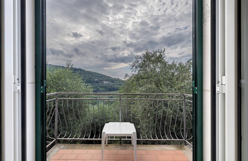 Bardino Nuovo Apartamento | Apartment 'Casa Vacanze Tra Gli Ulivi' with Sea View, Balcony and Wi-Fi