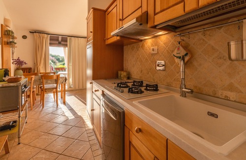 Li Cuncheddi Apartamento | Apartment 'Casa Vacanze Ciliegio' with Sea View, Shared Pool and Air Conditioning