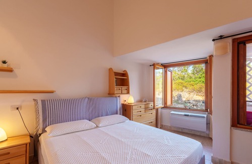 Li Cuncheddi Apartamento | Apartment 'Casa Vacanze Ciliegio' with Sea View, Shared Pool and Air Conditioning