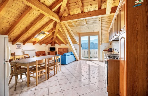 Brez Apartamento | Apartment 'Casa vacanze Rosa 8 con mansarda' with Mountain View, Balcony and Wi-Fi