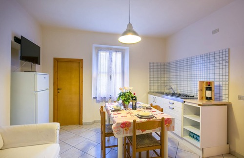 Campo nell'Elba Apartamento | Apartamento "Casale al Mare Cm4" en una casa de campo con jardín