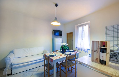 Campo nell'Elba Apartamento | Apartamento "Casale al Mare Cm4" en una casa de campo con jardín
