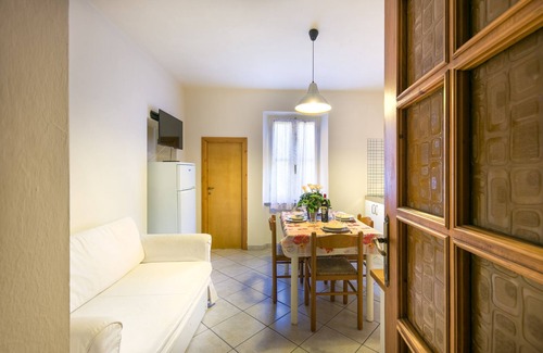 Campo nell'Elba Apartamento | Apartamento "Casale al Mare Cm4" en una casa de campo con jardín
