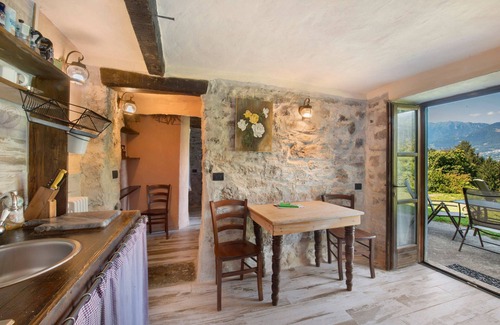 Bene Lario Apartamento | Apartamento 'Casale La Selva Cottege Piccolo' con vistas a la montaña, piscina compartida y Wi-Fi