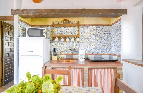 Barbate Apartamento | Apartment 'Castaño' with Shared Pool, Wi-Fi and Air Conditioning