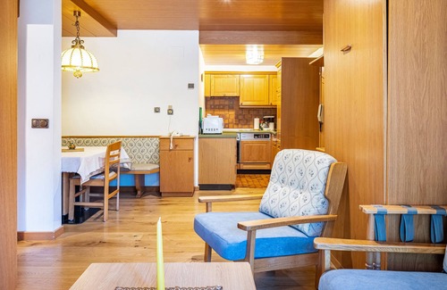 Canazei Apartamento | Apartamento 'Cesa Soramurat Appartamento 7' con vistas a la montaña, terraza privada y Wi-Fi