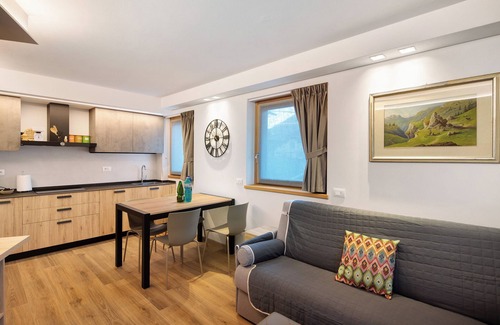 Isolaccia Apartamento | Apartamento 'Chalet Emma Isolaccia' con vistas a la montaña, terraza privada y Wi-Fi