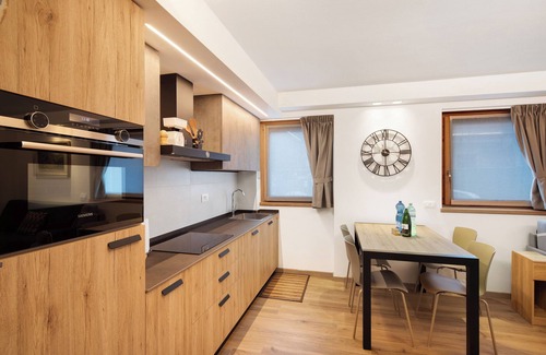 Isolaccia Apartamento | Apartamento 'Chalet Emma Isolaccia' con vistas a la montaña, terraza privada y Wi-Fi