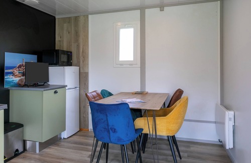 Pleumeur-Bodou Casa | Apartamento 'Chalet Premium 1' con terraza privada y jardín compartido