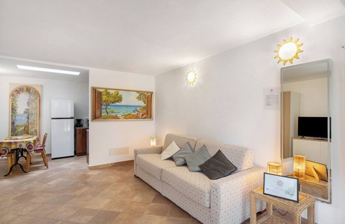 Garlenda Apartamento | Apartamento 'Chalet Salvia' con vistas a la montaña, piscina compartida y Wi-Fi