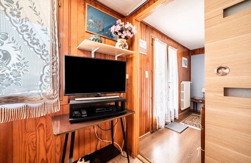 Reignier-Esery Apartamento | Apartamento 'Charmant T2 Avec Vue' con vistas a las montañas, terraza privada y Wi-Fi