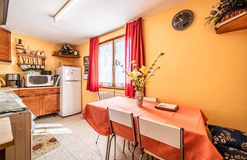 Reignier-Esery Apartamento | Apartamento 'Charmant T2 Avec Vue' con vistas a las montañas, terraza privada y Wi-Fi