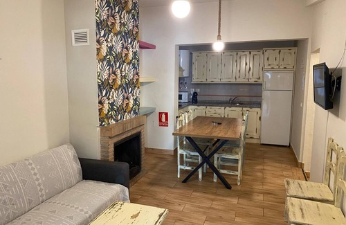 Huetor Santillan Apartamento | Apartamento 'Ciprés' con vistas a la montaña, piscina compartida y Wi-Fi