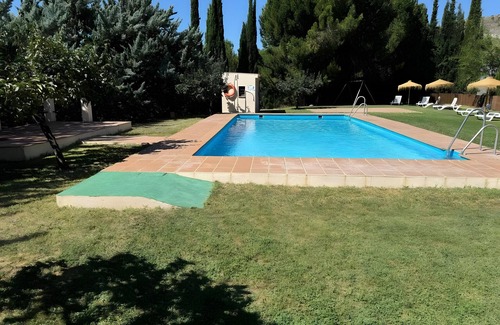 Huetor Santillan Apartamento | Apartamento 'Ciprés' con vistas a la montaña, piscina compartida y Wi-Fi