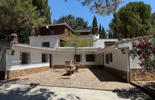 Huetor Santillan Apartamento | Apartamento 'Ciprés' con vistas a la montaña, piscina compartida y Wi-Fi