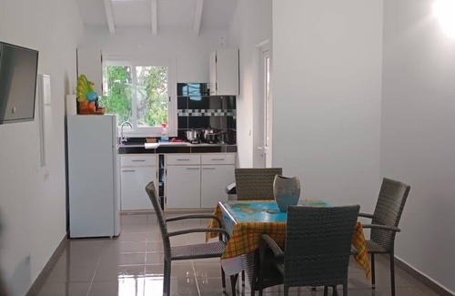 Grand-Bourg Apartamento | Apartment close to shops and beach