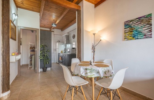 Ambroz Apartamento | Apartamento 'Con Vistas A La Piscina' con vistas a la montaña, Wi-Fi y aire acondicionado.