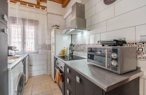Ambroz Apartamento | Apartamento 'Con Vistas A La Piscina' con vistas a la montaña, Wi-Fi y aire acondicionado.