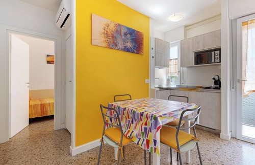 Bibione Lido dei Pini Apartamento | Apartamento "Condominio Baja C15" Cerca de la playa con vistas al mar, aire acondicionado y balcón