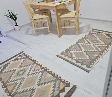 Arad Apartamento | Apartment cu bun gust, parcare publica fără plata, Self Non Stop check in, zona linistita