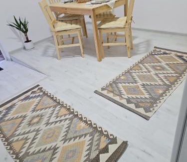 Arad Apartamento | Apartment cu bun gust, parcare publica fără plata, Self Non Stop check in, zona linistita