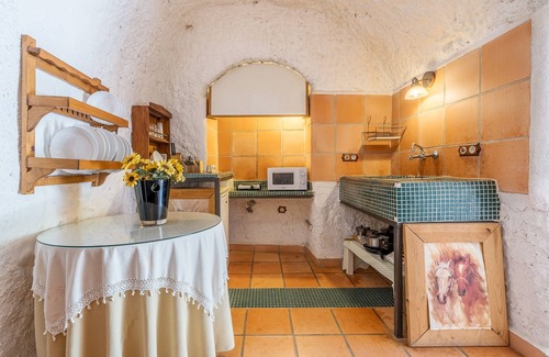 Guadix Apartamento | Apartamento 'Cueva Mar' con vistas a la montaña, piscina compartida y Wi-Fi