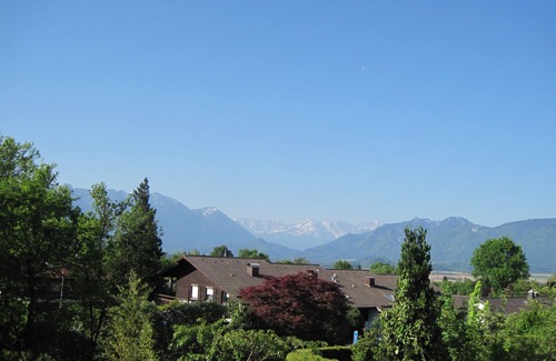 Murnau am Staffelsee Apartamento | Apartamento con balcón y vista a las montañas y Murnauer Moos.