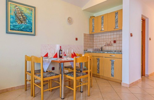 Cesarica Apartamento | Apartamento Delfin by Interhome