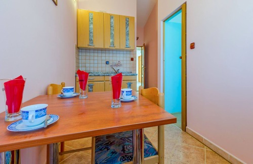 Cesarica Apartamento | Apartamento Delfin by Interhome