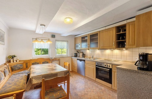 Schmallenberg Apartamento | Apartamento 'Demberg' con vistas a la montaña, terraza privada y Wi-Fi