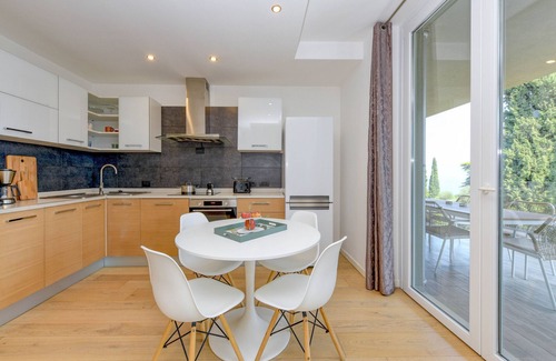 Gardone Riviera Apartamento | Apartment Diamante with lake view and pool