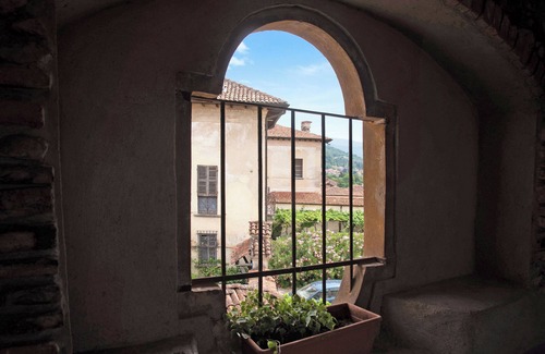 Casalzuigno Apartamento | Apartamento 'Dimora Ettore - Lago Maggiore' con terraza privada, balcón y Wi-Fi