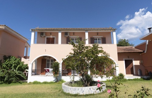 Agios Georgios Pagon Apartamento | Apartamento Dora Pagoi 1 con vistas a la montaña, jardín compartido y Wi-Fi