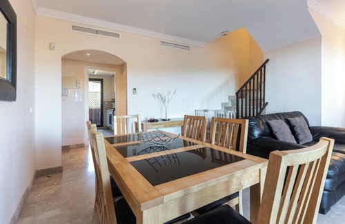 Buenas Noches Apartamento | Apartamento 'Duplex Estepona' con vistas a la montaña, Wi-Fi y aire acondicionado