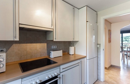 Buenas Noches Apartamento | Apartamento 'Duplex Estepona' con vistas a la montaña, Wi-Fi y aire acondicionado
