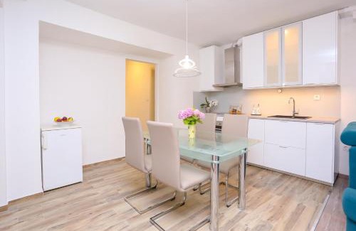 Stobrec Apartamento | Apartment Dvor