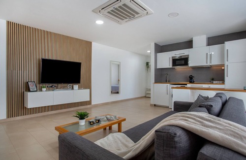 Puerto del Rosario Apartamento | Apartamento de vacaciones "Eclipse" en Puerto del Rosario con vistas a la montaña, jacuzzi, Wi-Fi, aire acondicionado y terraza; aparcamiento disponible en la propiedad