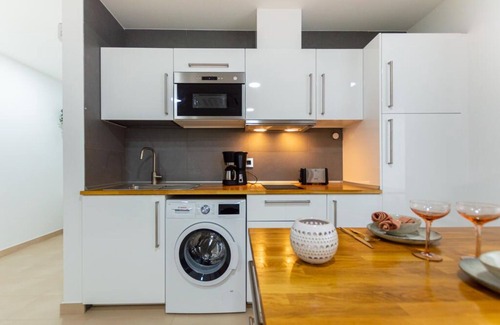 Puerto del Rosario Apartamento | Apartamento de vacaciones "Eclipse" en Puerto del Rosario con vistas a la montaña, jacuzzi, Wi-Fi, aire acondicionado y terraza; aparcamiento disponible en la propiedad