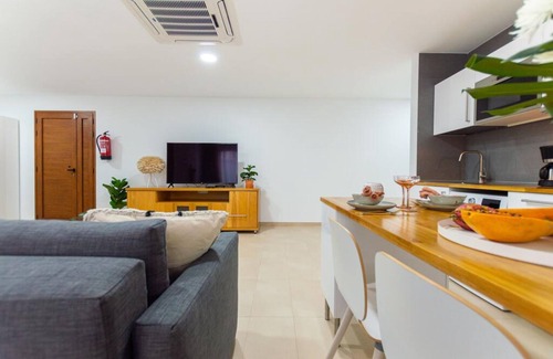 Puerto del Rosario Apartamento | Apartamento de vacaciones "Eclipse" en Puerto del Rosario con vistas a la montaña, jacuzzi, Wi-Fi, aire acondicionado y terraza; aparcamiento disponible en la propiedad